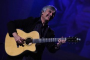 Laurence-juber1.jpg